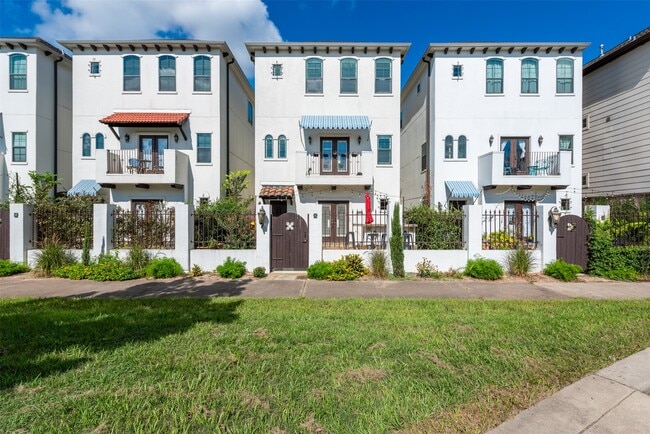 property at 905 W 22nd St