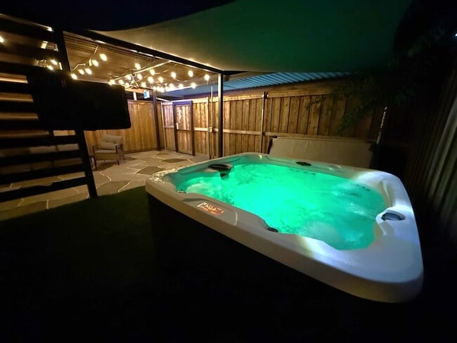 5912 Harvest Hill Rd in Dallas, TX - Foto de edificio - Building Photo