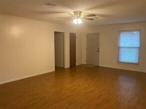 105 Lazy Ln in Lake Jackson, TX - Building Photo - Building Photo