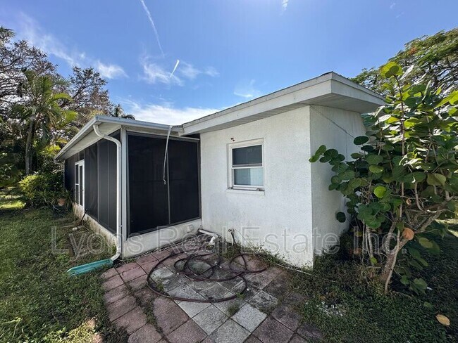 821 Courtington Ln in Ft. Myers, FL - Building Photo - Building Photo