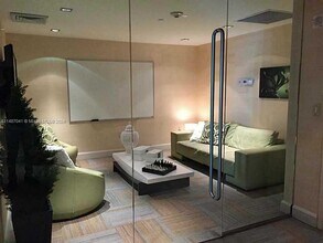 950 Brickell Bay Dr, Unit 4411 in Miami, FL - Foto de edificio - Building Photo