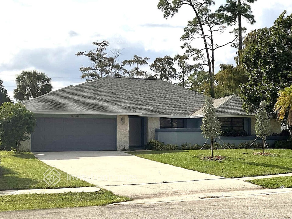13427 Kingsbury Dr in Wellington, FL - Building Photo