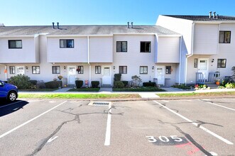 305 Timber Ln in Canton, CT - Building Photo - Building Photo
