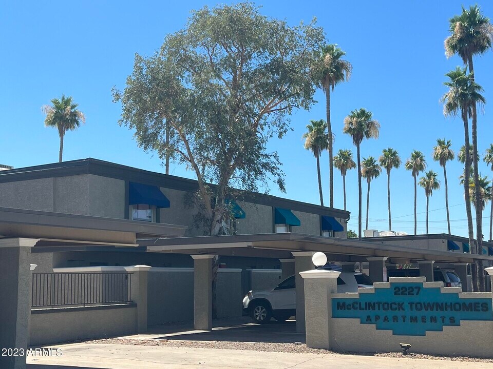 2211 S McClintock Dr in Tempe, AZ - Building Photo