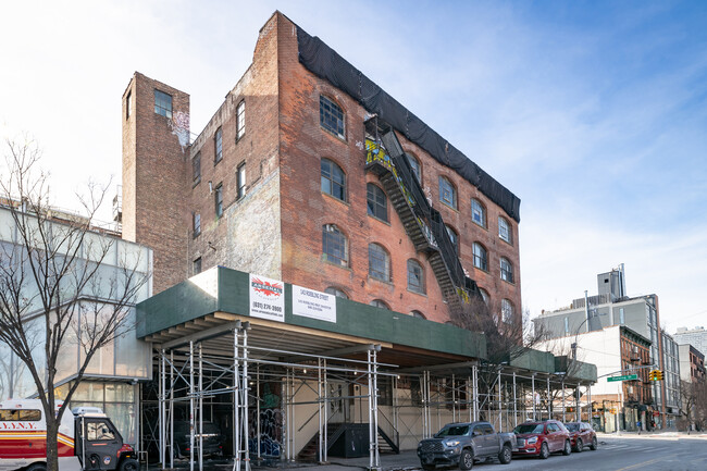 143 Roebling St in Brooklyn, NY - Foto de edificio - Building Photo