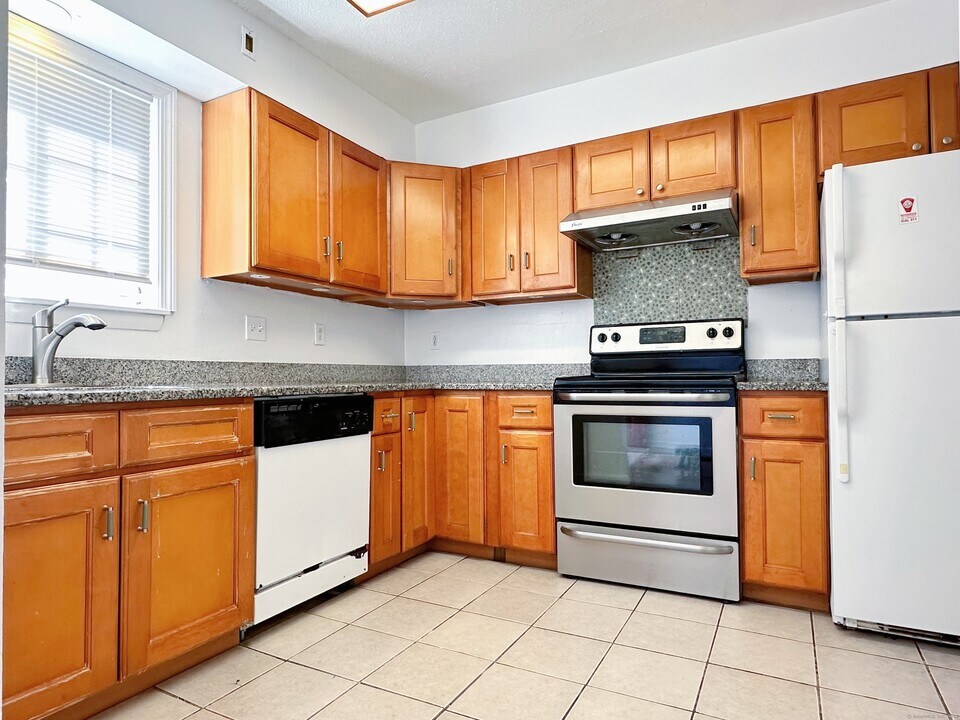 1679 Litchfield Turnpike in Woodbridge, CT - Building Photo