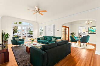 827 N Laurel Ave in Los Angeles, CA - Foto de edificio - Building Photo