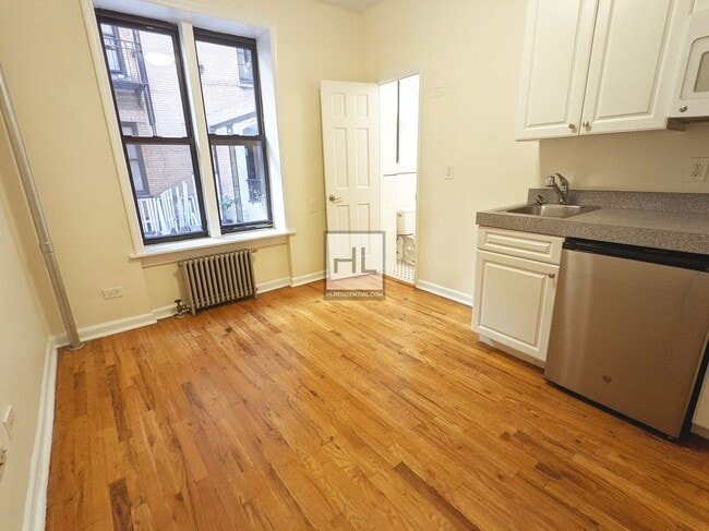 305 W 45th St