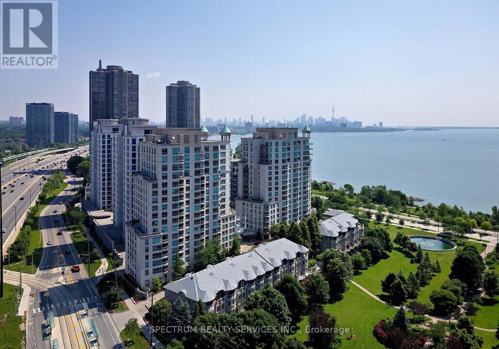2111 Lake Shore Blvd W in Toronto, ON - Building Photo