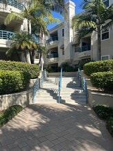 415 Townsquare Ln, Unit 127 in Huntington Beach, CA - Foto de edificio - Building Photo