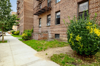 9420 66th Ave in Rego Park, NY - Building Photo - Building Photo