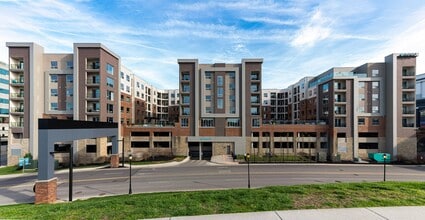 Aqua on the Levee in Newport, KY - Foto de edificio - Building Photo