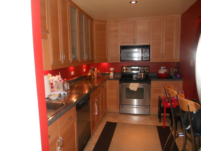 700 Perrie Dr-Unit -413 in Elk Grove Village, IL - Building Photo - Building Photo