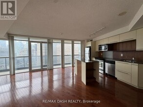 25 Carlton St. in Toronto, ON - Building Photo - Building Photo