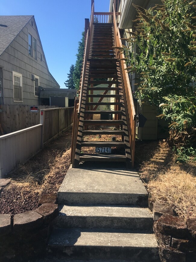 5714 NE Glisan St, Unit Upstair in Portland, OR - Foto de edificio - Building Photo