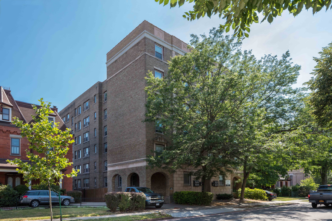 Hyde Park Apartments in Buffalo, NY - Building Photo