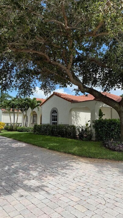 6739 Skyline Dr in Delray Beach, FL - Building Photo