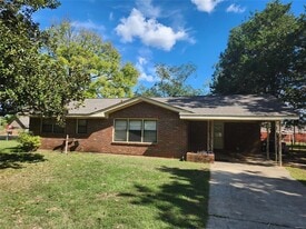 606 Fairview Ave in Prattville, AL - Building Photo