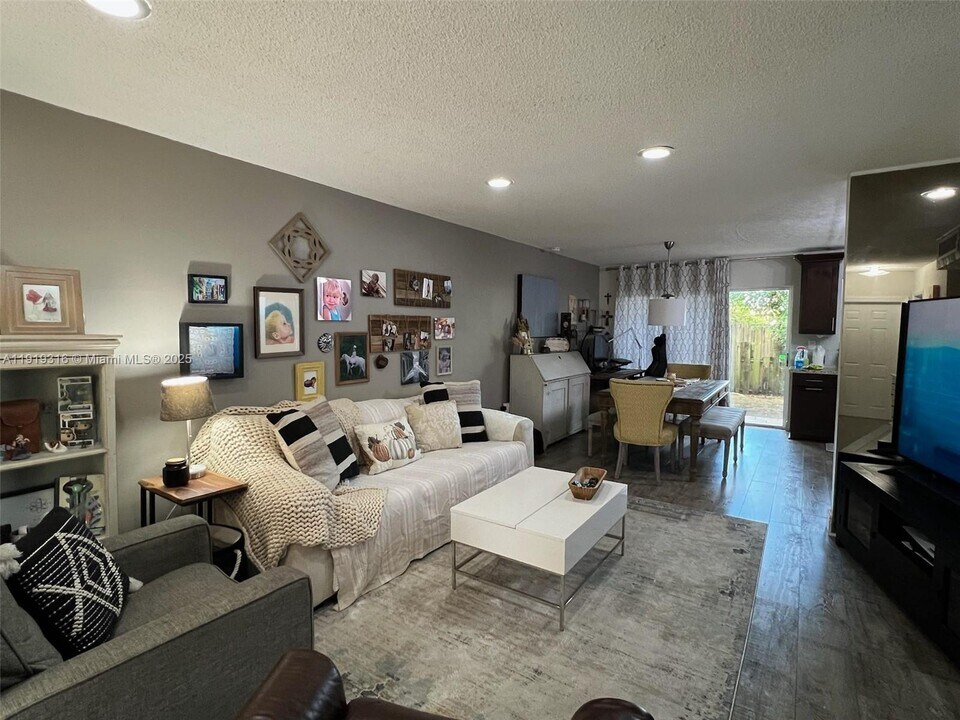 8423 SW 137th Ave in Miami, FL - Building Photo