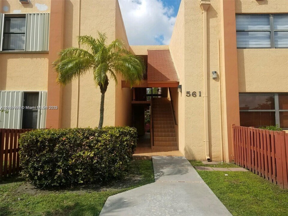 561 NW 107th Ave in Miami, FL - Foto de edificio