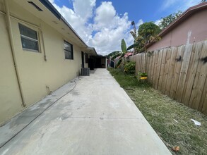 2146 NW 18th Ter in Miami, FL - Building Photo - Building Photo