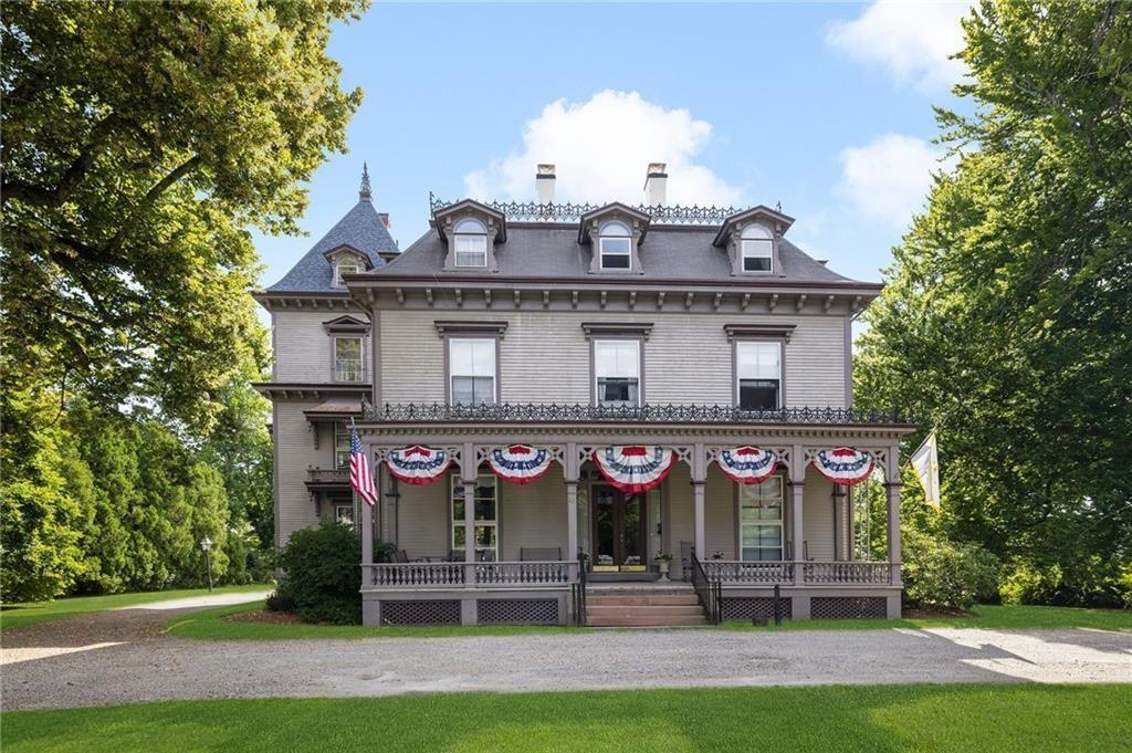 42 High St in Bristol, RI - Building Photo