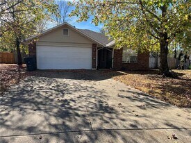 1143 S Liberty Dr in Fayetteville, AR - Building Photo