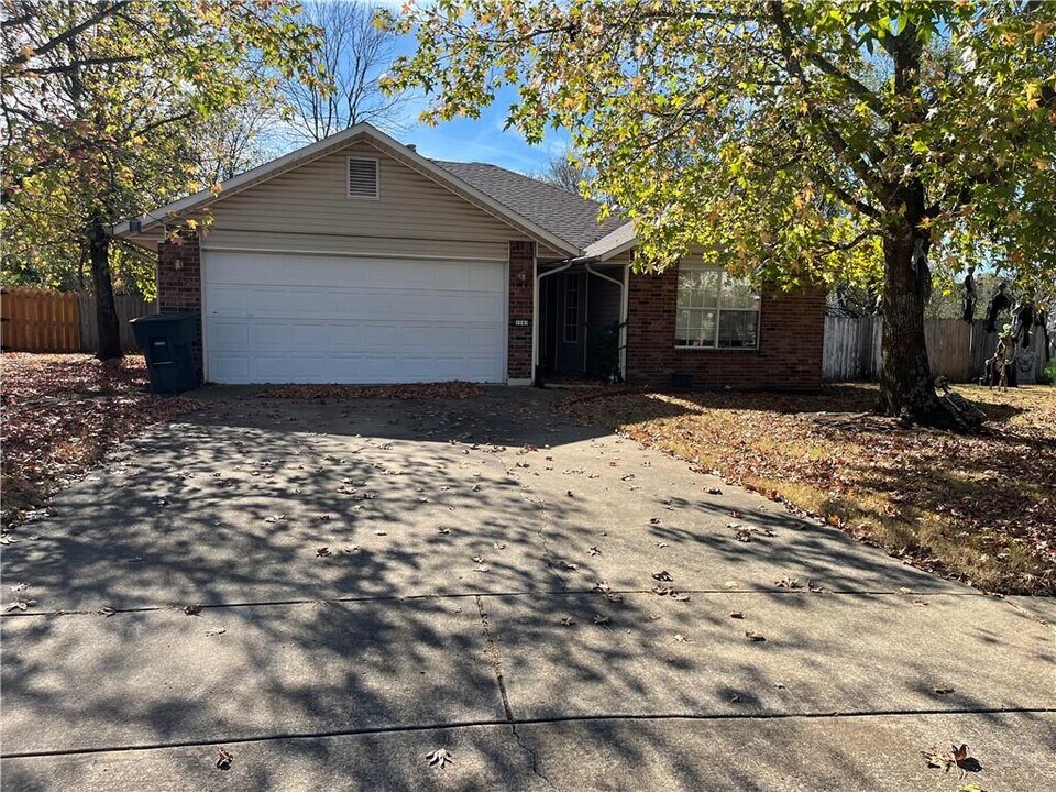 1143 S Liberty Dr in Fayetteville, AR - Building Photo
