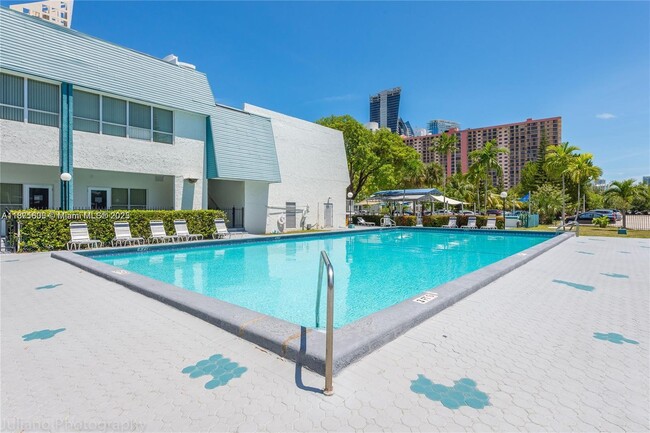 17560 Atlantic Blvd in Sunny Isles Beach, FL - Building Photo - Building Photo