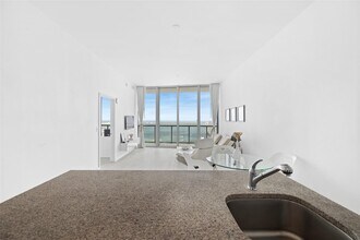 888 Biscayne Blvd, Unit 5002 in Miami, FL - Foto de edificio - Building Photo