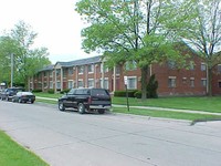 Pinecrest Apartments in Warren, MI - Building Photo - Building Photo