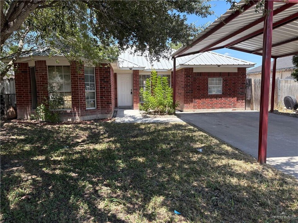 19 Chicago St in Edinburg, TX - Building Photo