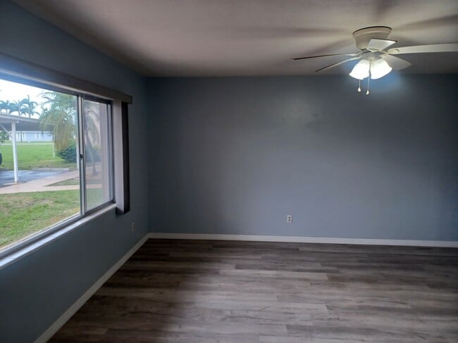 1915 W Lakeview Blvd in North Fort Myers, FL - Building Photo - Building Photo