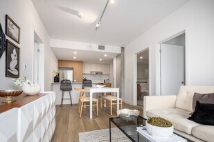 Champlain in Montréal, QC - Building Photo