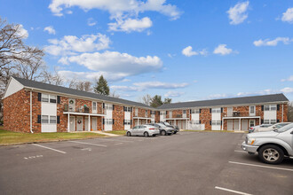 Miry Run Apartments in Mercerville, NJ - Foto de edificio - Building Photo