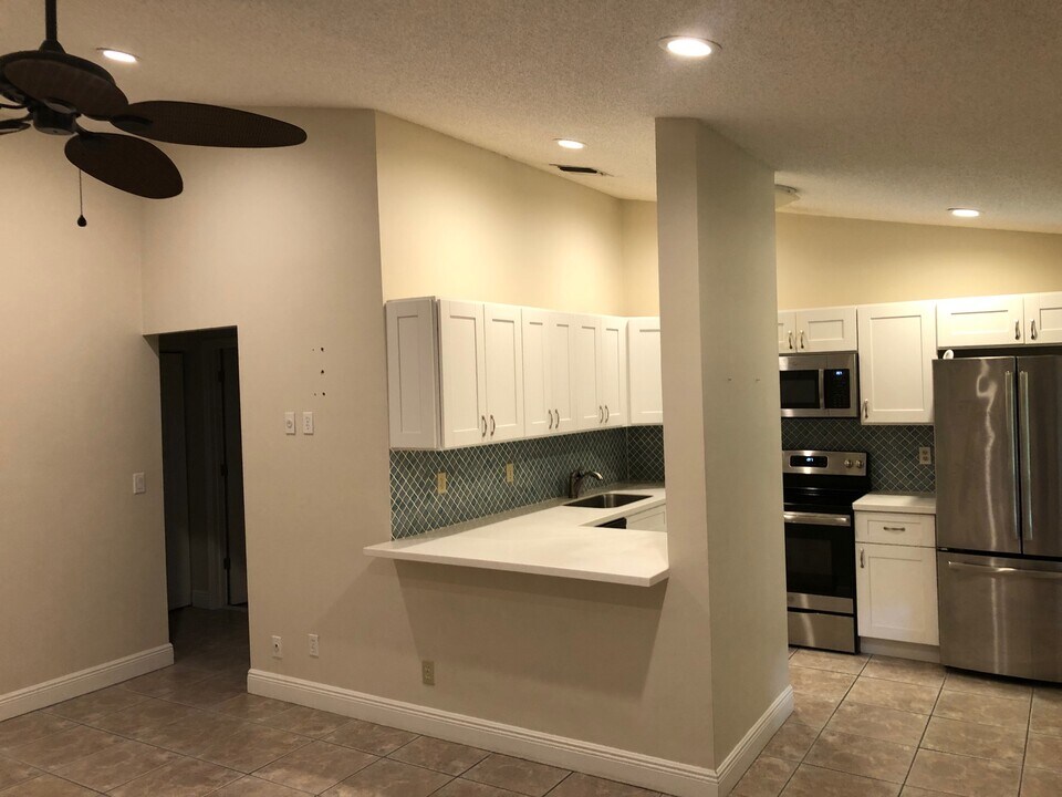 1826 Windsor Dr in North Palm Beach, FL - Building Photo