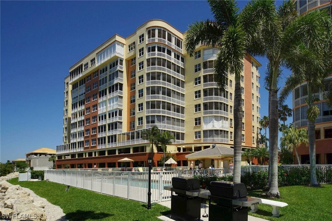 14200 Royal Harbour Ct in Ft. Myers, FL - Foto de edificio