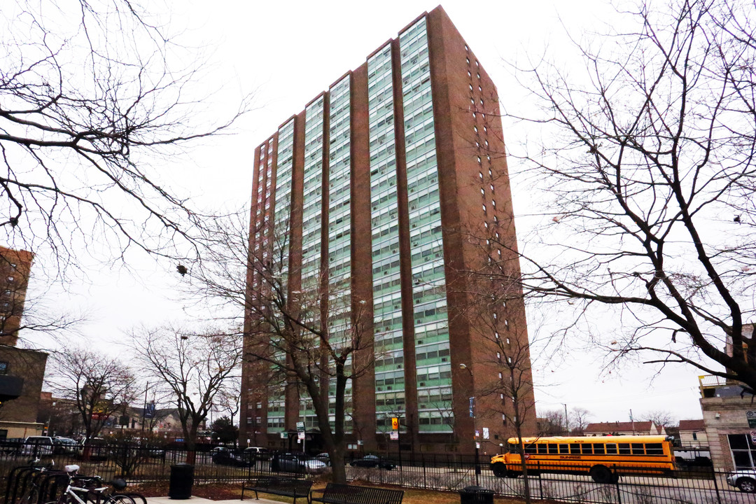 Eastwood Towers in Chicago, IL - Building Photo