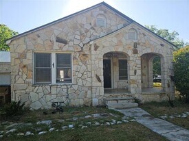 418 Wichita St in Lockhart, TX - Building Photo