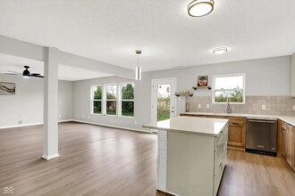 2488 Woodfield Blvd in Franklin, IN - Foto de edificio - Building Photo