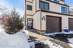 54 Ellen Heath Dr in Matawan, NJ - Building Photo