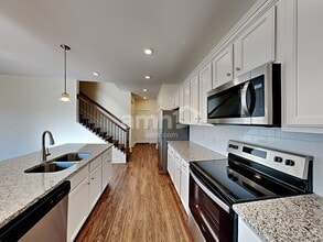 1331 Lomond Dr in Nashville, TN - Foto de edificio - Building Photo