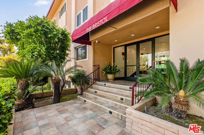 property at 1121 N Olive Dr