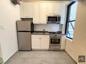218 W 10th St in New York, NY - Building Photo - Building Photo