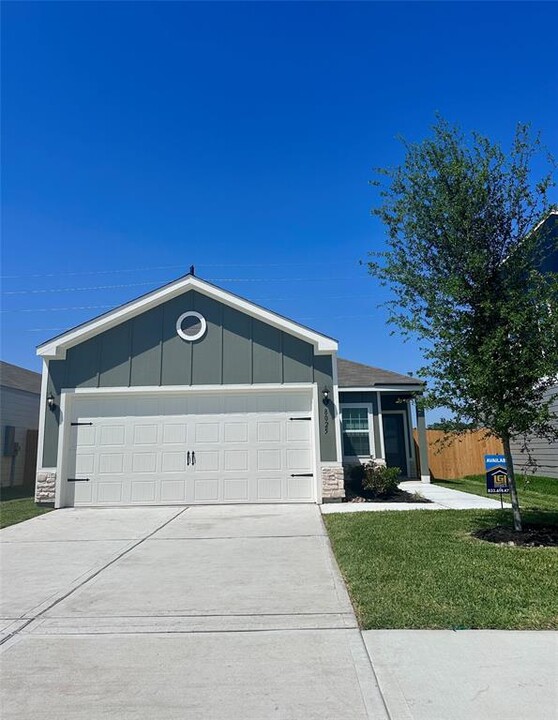 8025 Alpine Bearberry Dr in Houston, TX - Building Photo