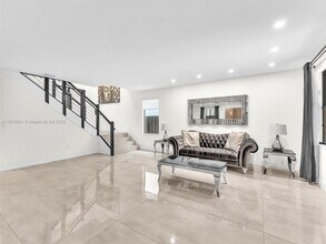 10250 NW 76th Terrace in Doral, FL - Building Photo - Building Photo