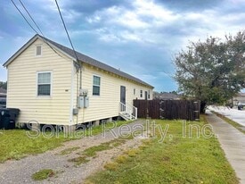 4501 Majestic Oaks Dr in New Orleans, LA - Building Photo