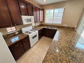 10737 Cather Ave in Las Vegas, NV - Foto de edificio - Building Photo