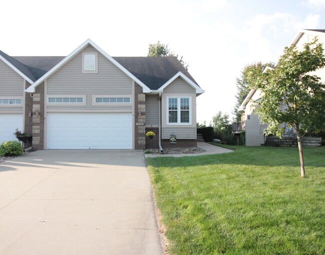 7144 Cody Dr in West Des Moines, IA - Foto de edificio - Building Photo