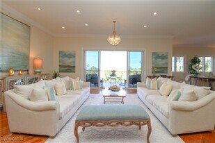 1400 Gulf Shore Blvd N in Naples, FL - Building Photo